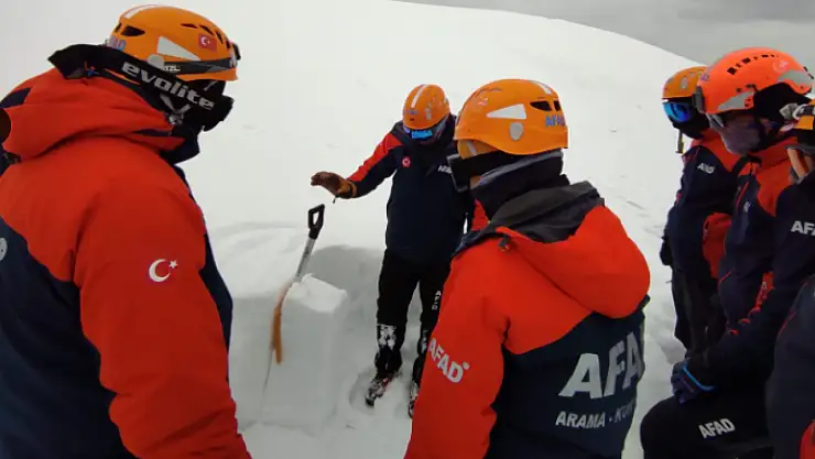 Van'da 45 saatlik çığda arama eğitimi