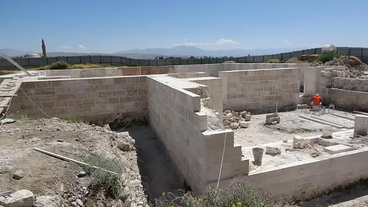 Van'da 750 yıllık cami ayağa kaldırılıyor