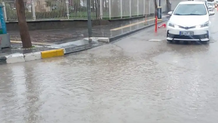 Van'da altyapı yetersizliği sokakları göle çevirdi