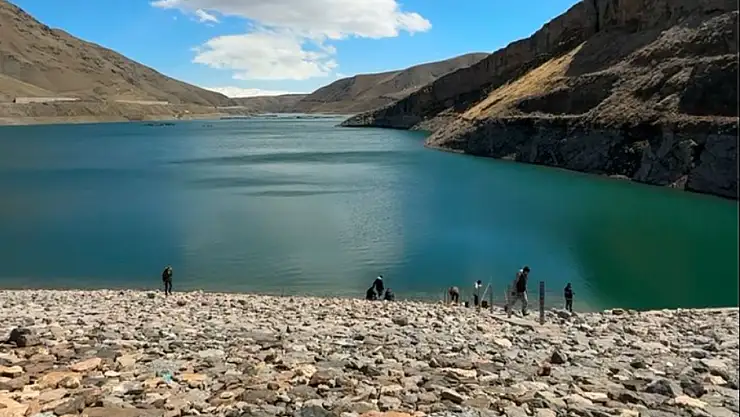 Van'da amatör balıkçılar güneşli havanın tadını Zernek Barajında aldı