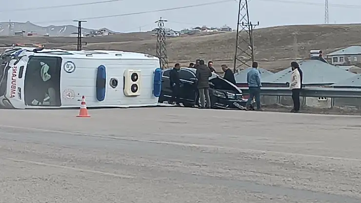 Van'da ambulansla otomobil çarpıştı! Yaralılar var...