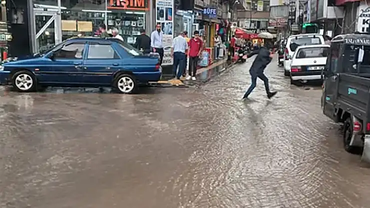 Van'da aniden bastıran yağmur vatandaşı hazırlıksız yakaladı