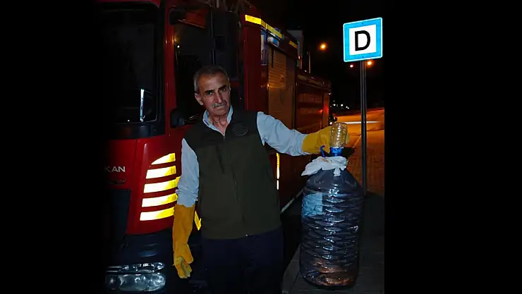 Van'da aracın motoruna giren yılanı itfaiye ekipleri çıkardı