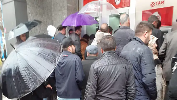 Van'da ATM önlerinde bayram yoğunluğu