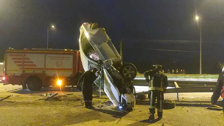 Van'da bariyerlere çarpan otomobil dik şekilde asılı kaldı
