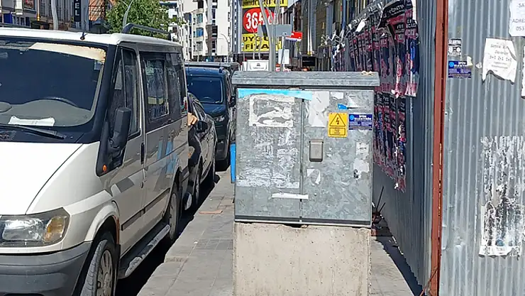 Van'da bazı kaldırımlarda yürüme alanı yok