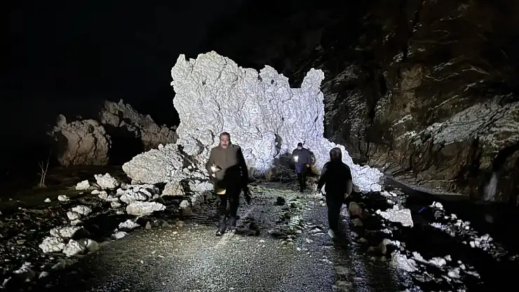 Van'da Belediye Başkanının konvoyunun önüne çığ düştü