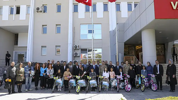 Van'da bilgi yarışmasında dereceye giren öğrencilere ödül