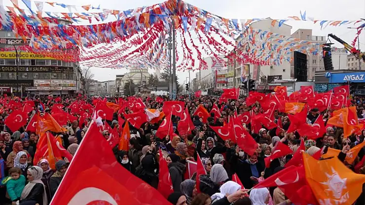 Van'da binlerce vatandaş Cumhurbaşkanı'nı heyecanla bekliyor