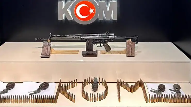 Van'da bir evde 5 el bombası ile 2 tüfek ele geçirildi