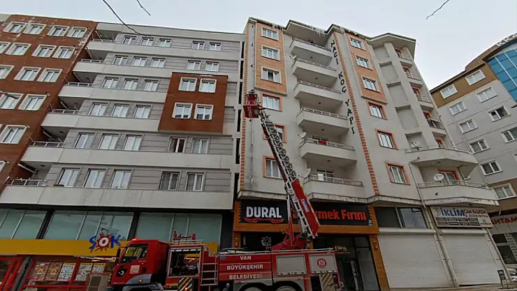 Van'da buz sarkıtları temizleniyor