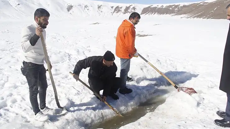 Van'da buz tutan gölette 'Eskimo' usulü balık avı