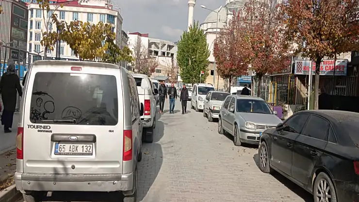 Van'da cadde kenarlarına park eden araç sürücüleri tepki çekiyor
