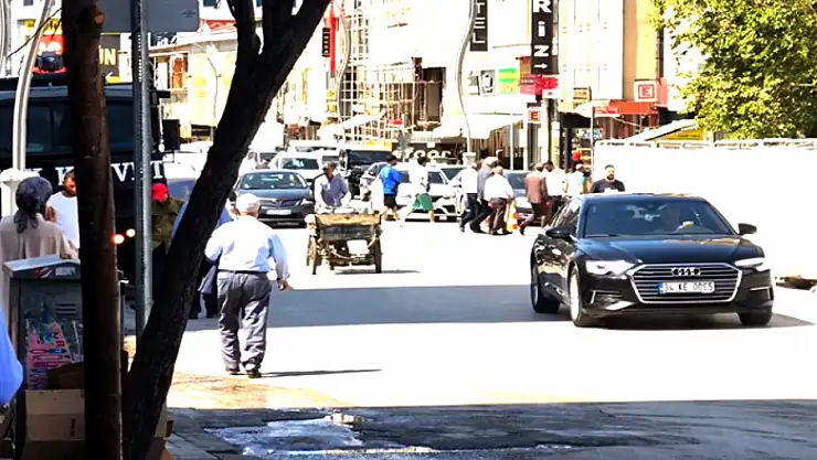 Van'da camii inşaatı çalışmaları trafiği olumsuz etkiliyor