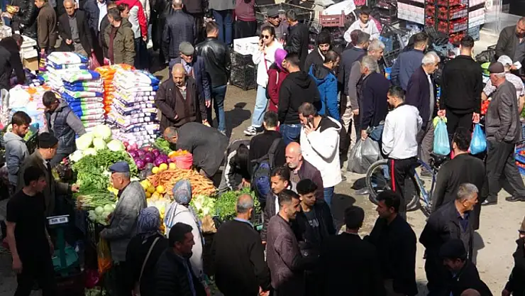 Van'da çarşı ve pazarlarda bayram hareketliliği