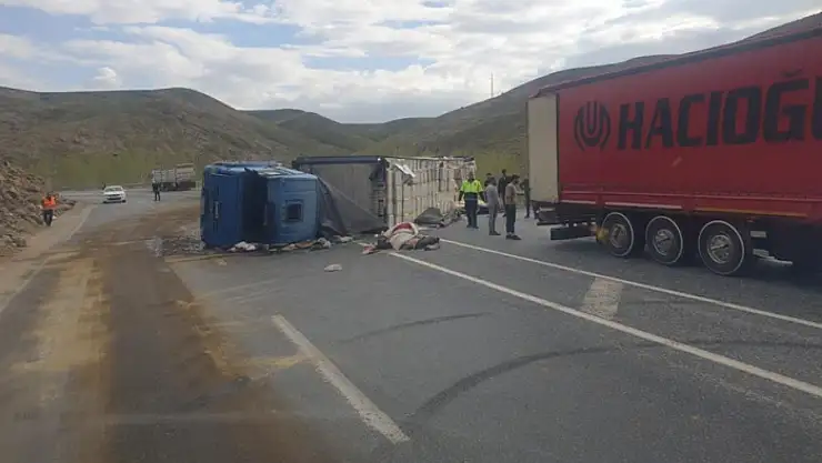 Van'da çay yüklü tır devrildi: 1 yaralı