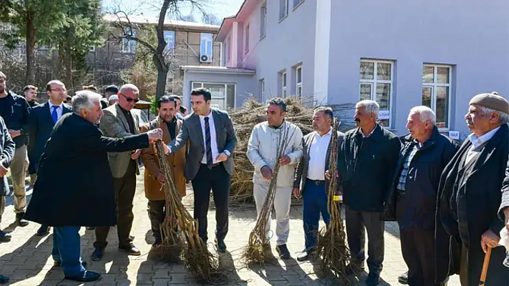 Van'da çiftçilere fidan dağıtımı yapıldı