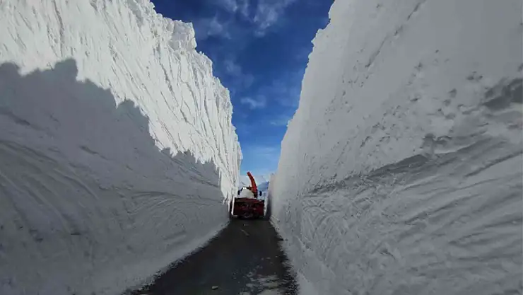 Van'da çığ düşen yol ulaşıma açıldı