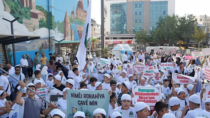 Van'da çocuklardan namaz temalı yürüyüş