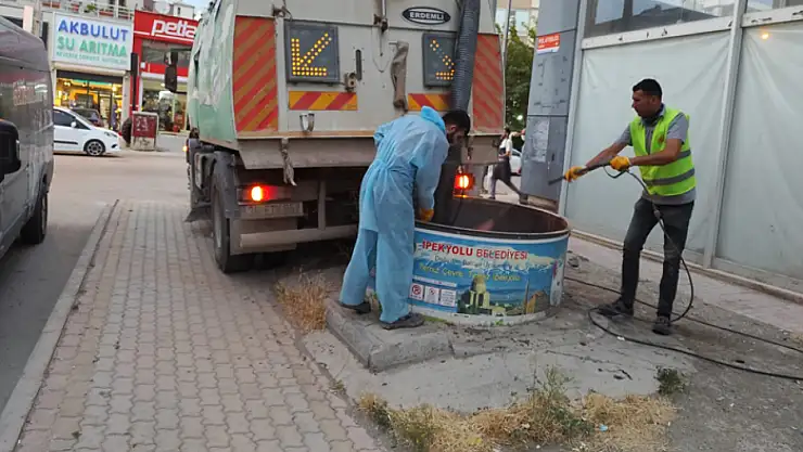 Van'da çöp konteynerleri yıkanarak dezenfekte edildi
