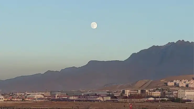 Van'da eş zamanlı güzellik: Ay doğarken güneş battı