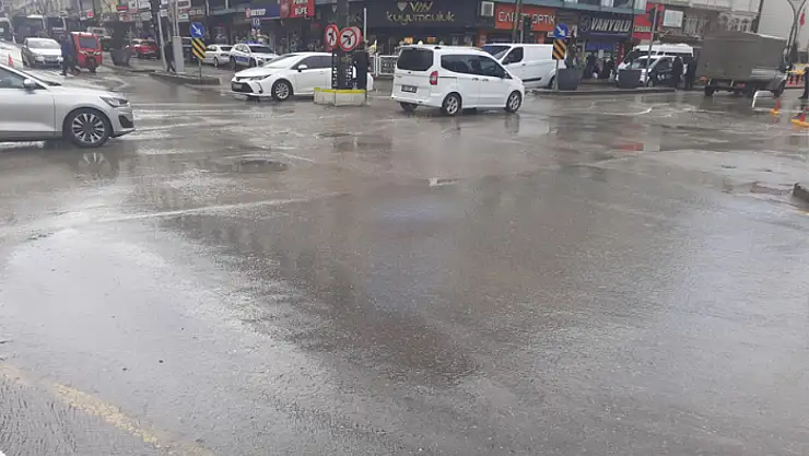 Van'da etkili olan yağmur küçük göletler oluşturdu