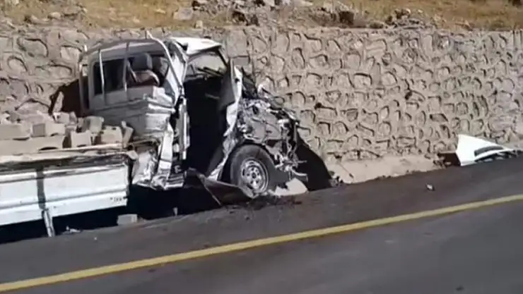 Van'da freni boşalan tır, kamyoneti hurdaya çevirdi