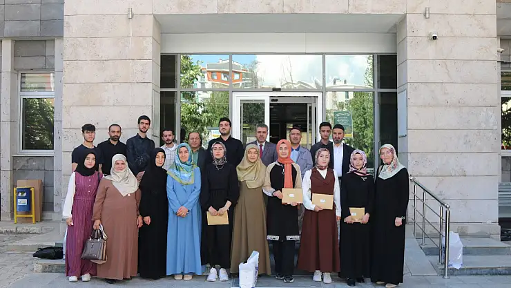 Van'da gençlik bilgi yarışması ödül töreni düzenlendi