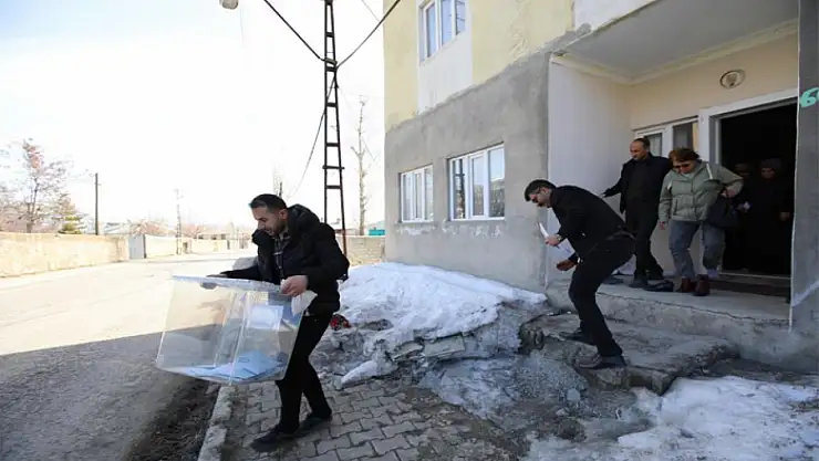 Van'da  hasta ve engelliler seyyar sandıkta oy kullandı
