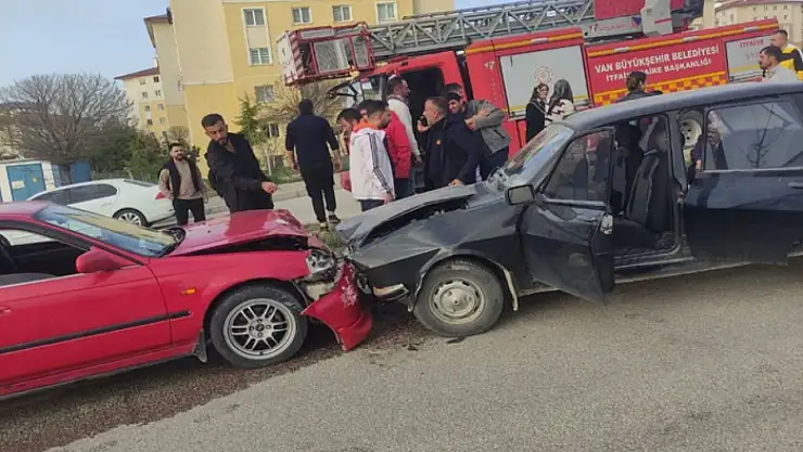 Van'da iki otomobil çarpıştı