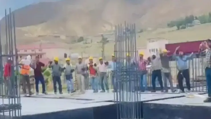 Van'da inşaat işçileri gülümsetti