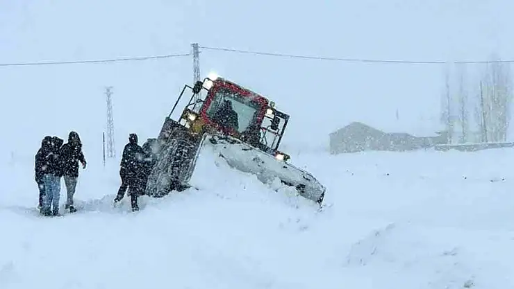 Van'da iş makinesi kara saplandı!