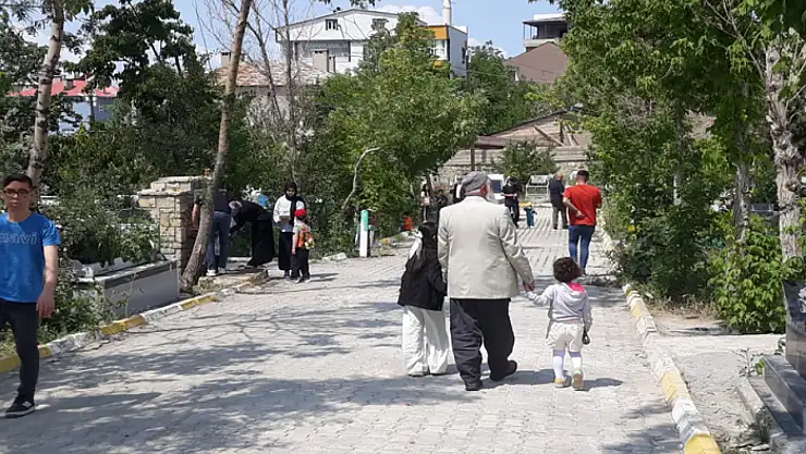 Van'da kabristanlara ziyaret