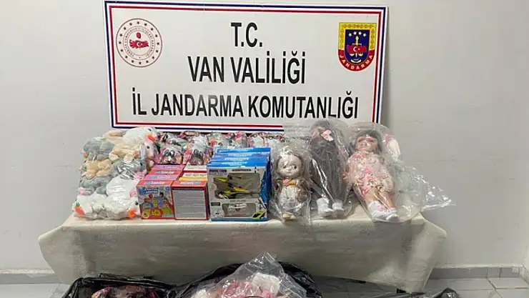 Van'da kaçak eşya ve gıda maddesi ele geçirildi