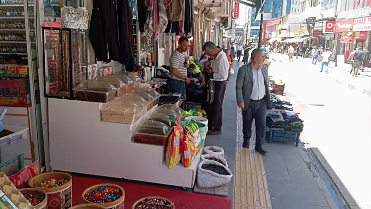 Van'da kaldırım işgali sorunu bitmiyor
