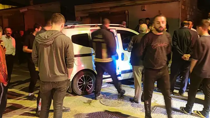 Van'da kamyonet kaldırıma çarptı! Yaralılar var...