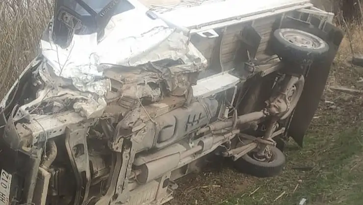Van'da kamyonet otomobille çarpıştı: 3 yaralı