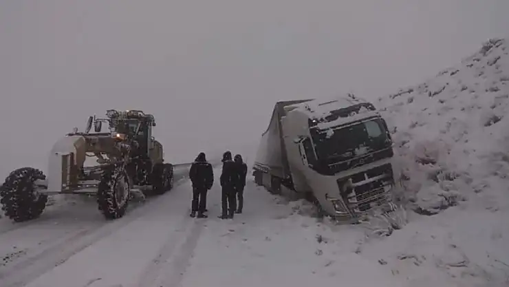 Van'da kar yağışı trafik kazalarına neden oldu