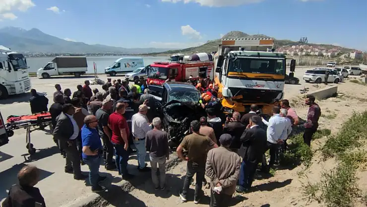 Van'da kaza! Sürücü sıkıştığı yerden zorlukla çıkarıldı