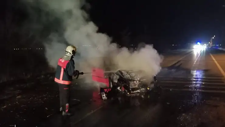 Van'da kaza yapan otomobil yanmaya başladı