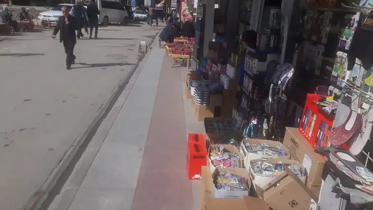 Van'da kural tanımazların kaldırım işgali sürüyor