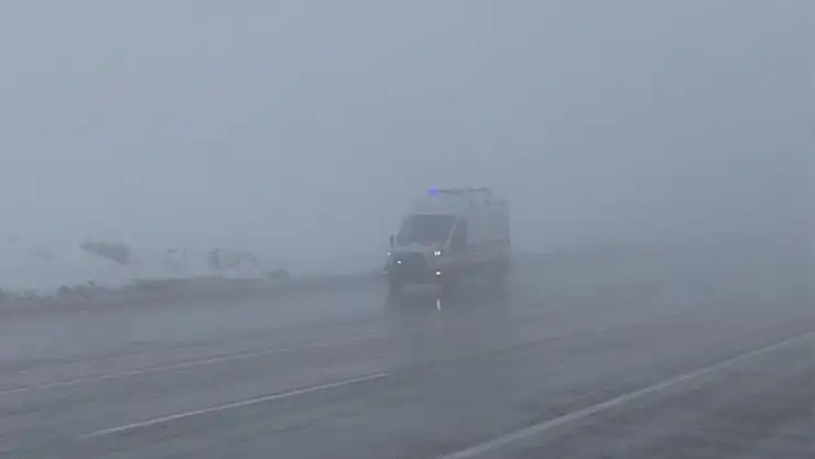 Van'da Kurubaş Geçidi'nde sis, sürücülere zor anlar yaşattı