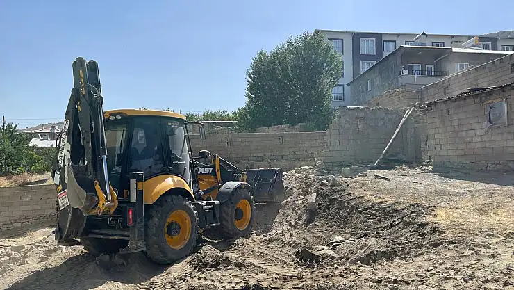 Van'da mahalle aralarındaki ahırlar yıkılıyor