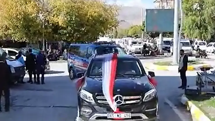 Van'da Makam Aracı Sünnet Arabası Oldu