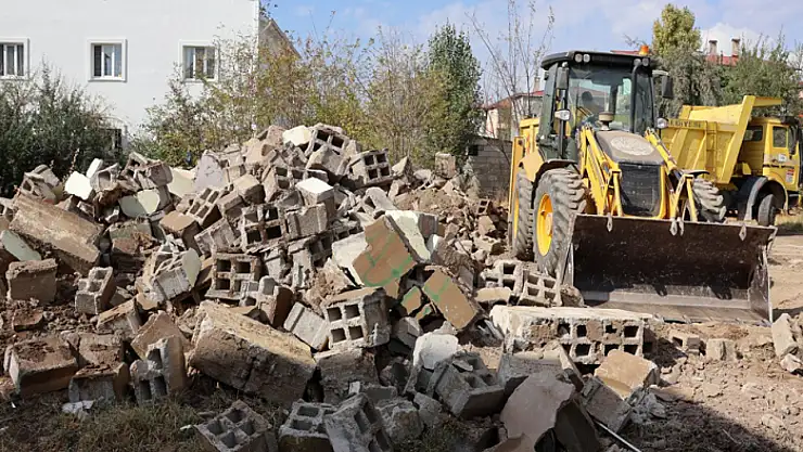 Van'da metruk yapıların yıkımı devam ediyor