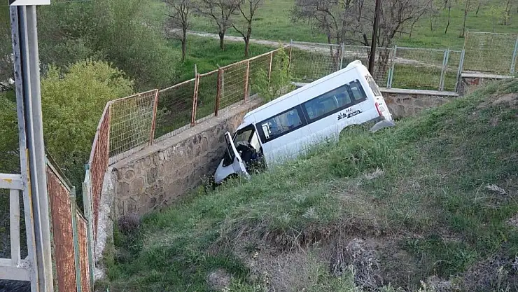 Van'da minibüs şarampole uçtu: 1 yaralı