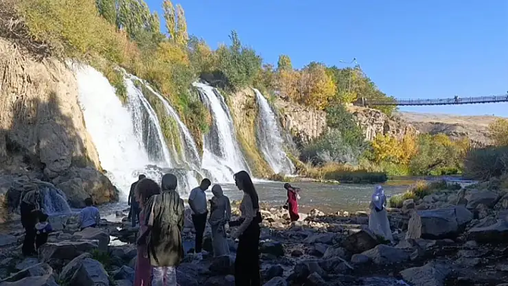 Van'da Muradiye Şelalesi'ne turist akını