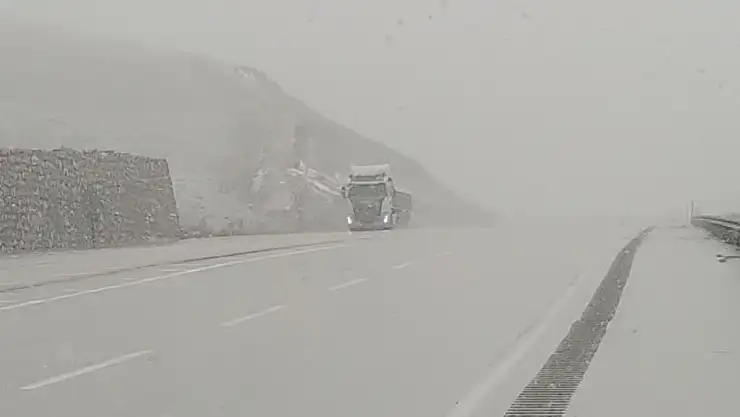 Van'da Nisan karı yağmaya devam ediyor