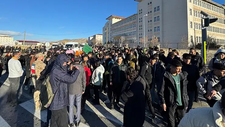 Van'da öğrenciler üst geçit için eylem yaptı