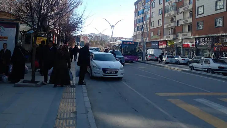 Van'da otobüs duraklarına park eden araç sürücülerine tepki yağıyor